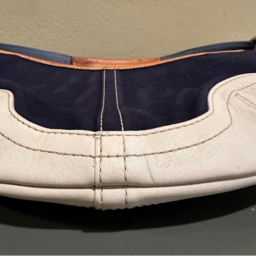 Vintage Y2K Coach SoHo mini Hobo
Navy and White style 4431 (2004) - Picture 4 of 14